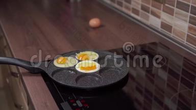 在厨房里用平底锅准备鸡蛋。 <strong>全家</strong>人的早餐